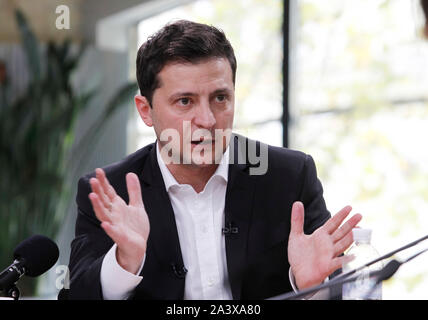 Kiev, Ukraine. 10 Oct, 2019. Le président de Lukraine Vladimir Zelensky parle aux journalistes lors d'une presse-marathon à un marché d'alimentation à Kiev. Le chef de l'État répondra aux questions des journalistes tout au long de la journée à une presse-marathon. Credit : SOPA/Alamy Images Limited Live News Banque D'Images