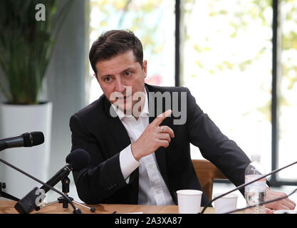 Kiev, Ukraine. 10 Oct, 2019. Le président de Lukraine Vladimir Zelensky parle aux journalistes lors d'une presse-marathon à un marché d'alimentation à Kiev. Le chef de l'État répondra aux questions des journalistes tout au long de la journée à une presse-marathon. Credit : SOPA/Alamy Images Limited Live News Banque D'Images