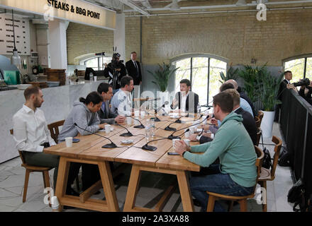 Kiev, Ukraine. 10 Oct, 2019. Le président de Lukraine Vladimir Zelensky parle aux journalistes lors d'une presse-marathon à un marché d'alimentation à Kiev. Le chef de l'État répondra aux questions des journalistes tout au long de la journée à une presse-marathon. Credit : SOPA/Alamy Images Limited Live News Banque D'Images