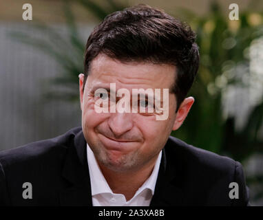 Kiev, Ukraine. 10 Oct, 2019. Le président de Lukraine Vladimir Zelensky parle aux journalistes lors d'une presse-marathon à un marché d'alimentation à Kiev. Le chef de l'État répondra aux questions des journalistes tout au long de la journée à une presse-marathon. Credit : SOPA/Alamy Images Limited Live News Banque D'Images