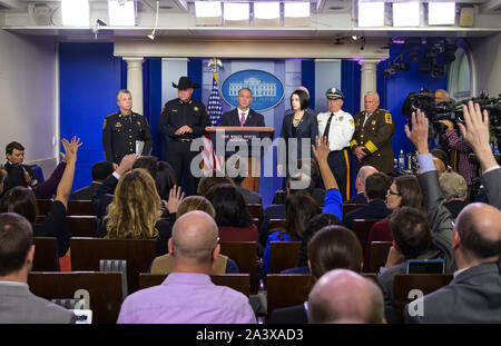 Washington, District de Columbia, Etats-Unis. 10 Oct, 2019. Directeur par intérim, United States Immigration and Customs Enforcement (ICE) Matthieu Albence reporters dans les mémoires Brady Briefing Room de la Maison Blanche à Washington, DC le jeudi 10 octobre, 2019 Credit : Ron Sachs/CNP/ZUMA/Alamy Fil Live News Banque D'Images