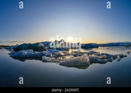 La fonte de glace sur la plage de diamants à Jokulsarlon, en Islande Banque D'Images