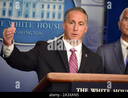 Washington, District de Columbia, Etats-Unis. 10 Oct, 2019. Directeur par intérim, United States Immigration and Customs Enforcement (ICE) Matthieu Albence reporters dans les mémoires Brady Briefing Room de la Maison Blanche à Washington, DC le jeudi 10 octobre, 2019 Credit : Ron Sachs/CNP/ZUMA/Alamy Fil Live News Banque D'Images