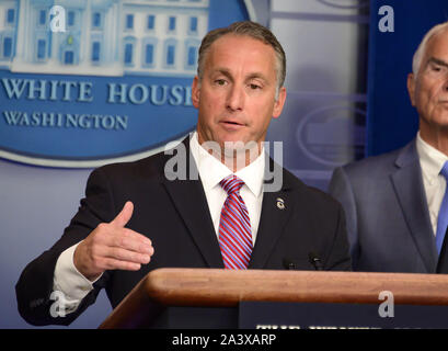 Washington, District de Columbia, Etats-Unis. 10 Oct, 2019. Directeur par intérim, United States Immigration and Customs Enforcement (ICE) Matthieu Albence reporters dans les mémoires Brady Briefing Room de la Maison Blanche à Washington, DC le jeudi 10 octobre, 2019 Credit : Ron Sachs/CNP/ZUMA/Alamy Fil Live News Banque D'Images
