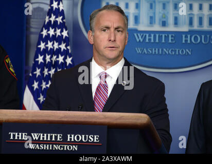 Washington, District de Columbia, Etats-Unis. 10 Oct, 2019. Directeur par intérim, United States Immigration and Customs Enforcement (ICE) Matthieu Albence reporters dans les mémoires Brady Briefing Room de la Maison Blanche à Washington, DC le jeudi 10 octobre, 2019 Credit : Ron Sachs/CNP/ZUMA/Alamy Fil Live News Banque D'Images