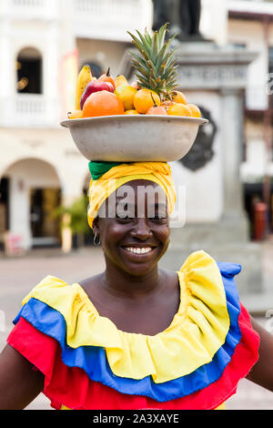 Vendeur de fruits non identifiés, palenquera dame dans la rue de Carthagène, Colombie Banque D'Images