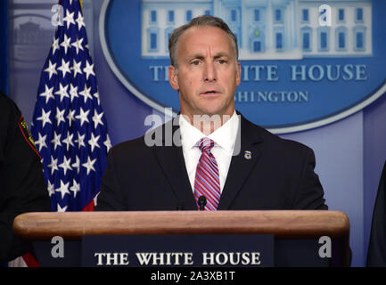 Washington, District de Columbia, Etats-Unis. 10 Oct, 2019. Directeur par intérim, United States Immigration and Customs Enforcement (ICE) Matthieu Albence reporters dans les mémoires Brady Briefing Room de la Maison Blanche à Washington, DC le jeudi 10 octobre, 2019 Credit : Ron Sachs/CNP/ZUMA/Alamy Fil Live News Banque D'Images