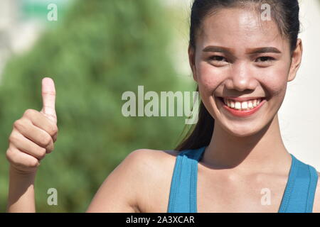 Jeune femme asiatique avec Thumbs Up Banque D'Images