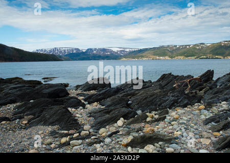 Plage de Norris Point avec vue sur le fjord des Tablelands et le parc national du Gros-Morne, à Terre-Neuve Banque D'Images