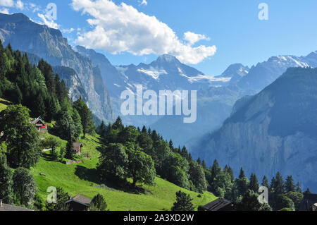 Les prairies de montagne en pente de Wengen avec la vallée de Lauterbrunnen et des sommets alpins (Breithorn central) derrière, Oberland Bernois, Suisse Banque D'Images