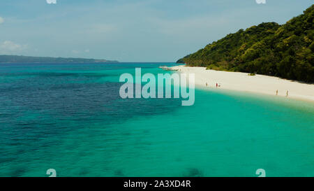 Plage tropicale de sable avec une mer bleue et les touristes. Billet d'été et vacances. Boracay, Philippines. Seascape avec plage sur l'île tropicale. Puka beach Banque D'Images