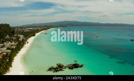 Plage de sable blanc et de Willy's rock avec les touristes et les hôtels et bateau à voile, vue aérienne. Boracay, Philippines. Billet d'été et vacances. Banque D'Images