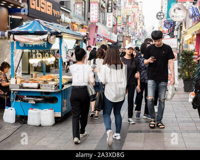 Suwon, Corée du Sud - 15 juin 2017 : foule de gens qui marchent le long de la rue principale à Suwon. Banque D'Images