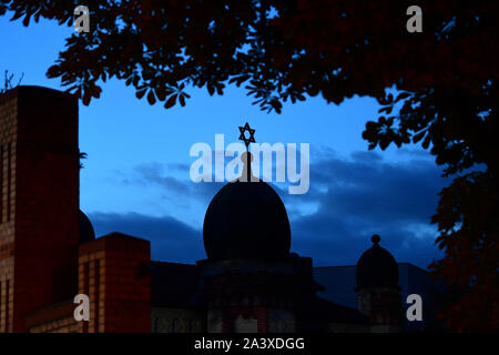 10 octobre 2019, la Saxe-Anhalt, Halle (Saale) : Pour voir le dôme de la synagogue de Humboldtstraße comme une silhouette devant le ciel du soir. Au cours des attaques menées au milieu de Halle an der Saale en Saxe-Anhalt et deux personnes ont été abattues sur 09.10.2019. Photo : Soeren Stache/dpa Banque D'Images