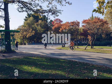 Amsterdam, Pays-Bas, le 11 octobre 2018 : woman riding a bicycle on sunny soirée au Vondelpark Banque D'Images