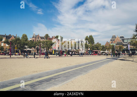 Amsterdam, Pays-Bas, le 11 octobre 2018 : balade squre de monde en face du Rijksmuseum Banque D'Images