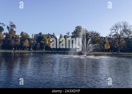 Amsterdam, Pays-Bas, le 11 octobre 2018 : vue de la fontaine dans le lac de Vondelpark Banque D'Images