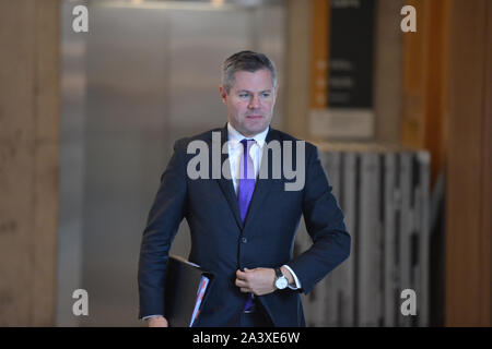 Edinburgh, Royaume-Uni. 10 octobre 2019. Photo : Derek Mackay MSP - Ministre des finances et membre du Parti national écossais (SNP). Session hebdomadaire de premier ministres Questions dans l'hémicycle à Holyrood. Le Transport (Scotland) Bill a été un objet d'un vif débat qui a refait surface à nouveau aujourd'hui. Crédit : Colin Fisher/Alamy Live News Banque D'Images