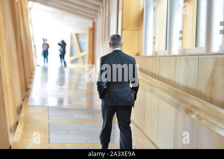 Edinburgh, Royaume-Uni. 10 octobre 2019. Photo : Derek Mackay MSP - Ministre des finances et membre du Parti national écossais (SNP). Session hebdomadaire de premier ministres Questions dans l'hémicycle à Holyrood. Le Transport (Scotland) Bill a été un objet d'un vif débat qui a refait surface à nouveau aujourd'hui. Crédit : Colin Fisher/Alamy Live News Banque D'Images