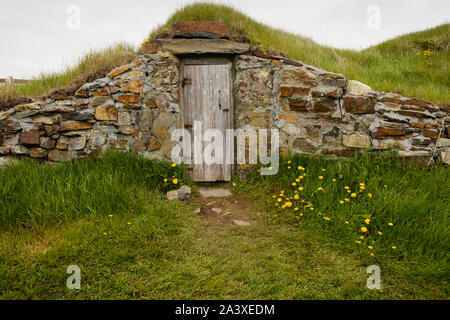 Caveau en pierre avec une porte en bois dans la région de Elliston, Terre-Neuve Banque D'Images