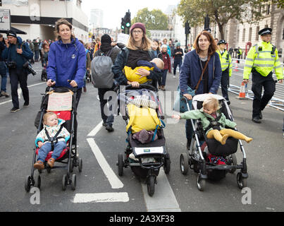 Londres, Royaume-Uni. 9 octobre 2019. Les manifestants dans les mères défilent pendant la rébellion d'extinction, deux semaines de protestation à Londres. Credit: Joe Kuis / Alamy News Banque D'Images
