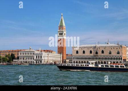 Le Vaporetto (bateau-bus) passe en face de la Piazza San Marco à Venise, Italie. Venise est situé dans un groupe de 117 petites îles qui sont séparées b Banque D'Images