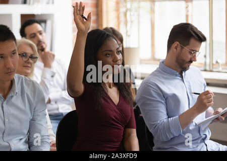 Lever la main noire motivés participent à une formation Banque D'Images