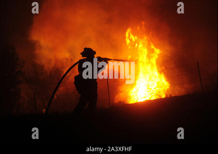 Moraga, Californie, USA. 10 Oct, 2019. Les pompiers ont combattu l'incendie Merrill dans les collines derrière une gated subdivision dans Moraga, ville située dans les collines entre Walnut Creek et Oakland. Le feu a démarré un peu avant 1 heures du matin et a été mise à 60 acres et 60 pour cent au confinement 4 h 15 : Crédit Eaux Neal/ZUMA/Alamy Fil Live News Banque D'Images