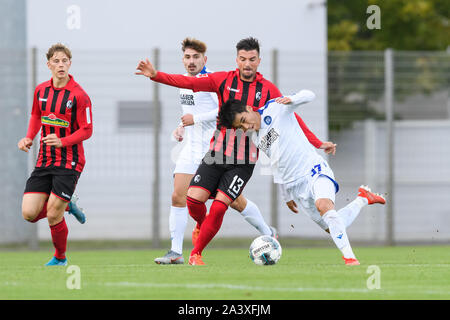 Colmar, Frankreich. 10 Oct, 2019. Kyoung-Rok Choi (KSC) duels avec Marco Terrazzino (Friborg). GES/Soccer/2. Bundesliga : Fribourg - Karlsruher SC, 10.10.2019 Football/soccer : 2. Bundesliga : SC Freiburg vs KSC, Karlsruhe, 10 Octobre 2019 | Conditions de crédit dans le monde entier : dpa/Alamy Live News Banque D'Images