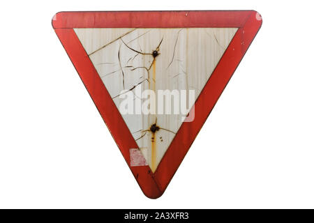 Météo vieux rayé-stained road sign 'Yield' ('céder') isolé sur blanc. Banque D'Images