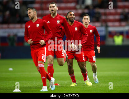 Pays de Galles' Ashley Williams (deuxième à droite) au cours de l'UEFA Euro 2020 match de qualification du groupe E, à l'Anton Malatinsky Stadium, Trnava. Banque D'Images