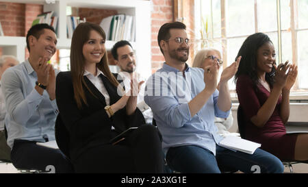 Professionnels divers employés saluent remerciant le président de conférence Banque D'Images