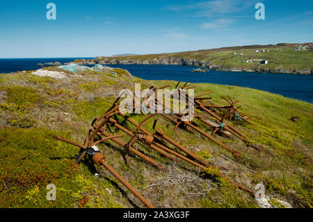 Les ancres rouillées sur une falaise dans Grates Cove, Terre-Neuve Banque D'Images