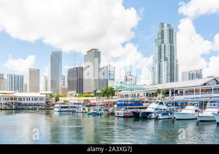 Miami, USA - 11 septembre 2019 - Vue de la marina de Miami Bayside avec des bâtiments modernes et skyline en arrière-plan. Banque D'Images