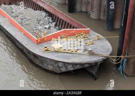 Barge de démolition gravats sur la Tamise Banque D'Images