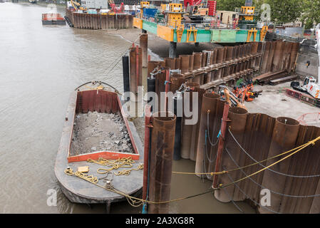 Barge de démolition gravats sur la Tamise Banque D'Images