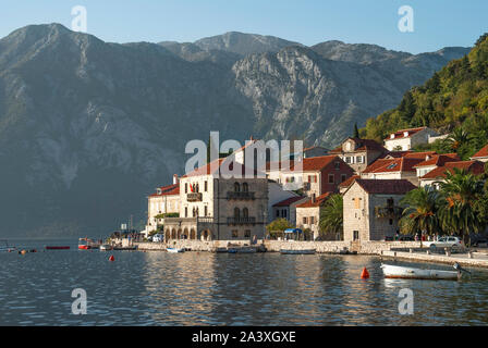 Perast village avec décor de montagnes, la baie de Kotor, les Bouches de Kotor, Monténégro, l'Europe. Banque D'Images