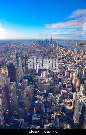 New York, New York, USA. 10 Oct, 2019. Vue sur Manhattan depuis le 102ème étage, récemment rénové, observatoire de l'Empire State Building le 10 octobre 2019 dans la ville de New York. Ouverture au public le 12 octobre, le nouveau 102ème étage observatoire est 1250 pieds au-dessus du niveau de la rue et dispose de 360 degrés sur la ville de New York. Crédit : William Volcov/ZUMA/Alamy Fil Live News Banque D'Images