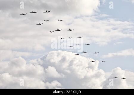 Collection historique de la Seconde Guerre mondiale, deux aéronefs effectuant une spectaculaire Balbo (formation) à l'aéronef 2019 Flying Legends Airshow Banque D'Images