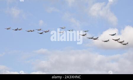 Collection historique de la Seconde Guerre mondiale, deux aéronefs effectuant une spectaculaire Balbo (formation) à l'aéronef 2019 Flying Legends Airshow Banque D'Images