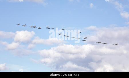 Collection historique de la Seconde Guerre mondiale, deux aéronefs effectuant une spectaculaire Balbo (formation) à l'aéronef 2019 Flying Legends Airshow Banque D'Images