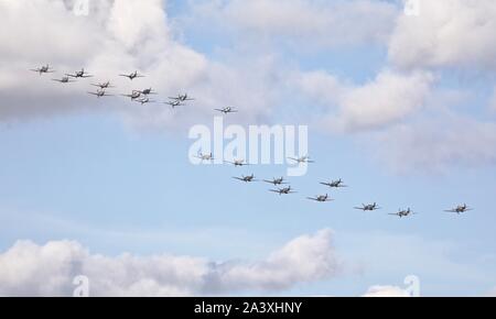 Collection historique de la Seconde Guerre mondiale, deux aéronefs effectuant une spectaculaire Balbo (formation) à l'aéronef 2019 Flying Legends Airshow Banque D'Images