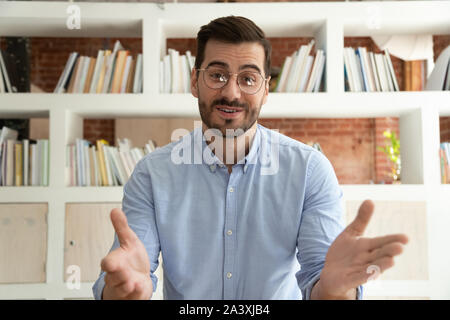 Young businessman talk sur webcam avoir appel vidéo Banque D'Images