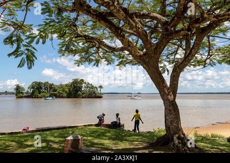 Sur les rives de l'ÉTUDIANT LE MARONI EN ATTENTE D'UN BATEAU, SAINT-LAURENT DU MARONI, Guyane, département d'outre-mer, l'AMÉRIQUE DU SUD, FRANCE Banque D'Images