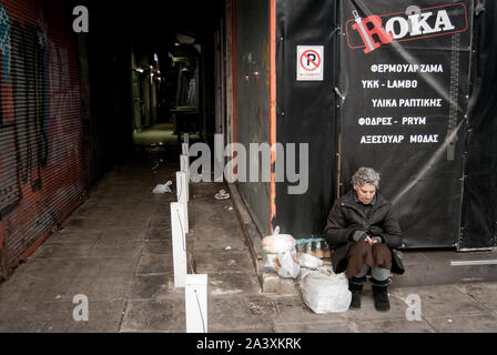 Athènes, Grèce. 10 Oct, 2019. Une personne sans-abri est assis sur le trottoir.monde Jour de sans-abri est née de discussions entre les travailleurs humanitaires à travers le monde, qui étaient tous d'aider les sans-abri dans leur propre pays. Credit : Nikolas Joao/Kokovlis SOPA Images/ZUMA/Alamy Fil Live News Banque D'Images