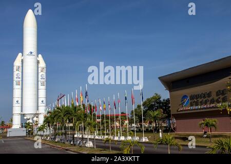 Musée de l'espace et des fusées Ariane 5 À L'ENTRÉE DU CNES (CENTRE NATIONAL D'ETUDES SPATIALES OU Centre spatial guyanais), Kourou, Guyane, département d'outre-mer, l'AMÉRIQUE DU SUD, FRANCE Banque D'Images
