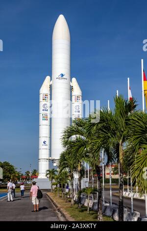 FULL-SIZE fusée ARIANE 5 À L'ENTRÉE DU CNES (CENTRE NATIONAL D'ETUDES SPATIALES OU Centre spatial guyanais), Kourou, Guyane, département d'outre-mer, l'AMÉRIQUE DU SUD, FRANCE Banque D'Images