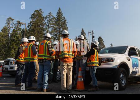 Octobre 10, 2019, Big Oak Flat/Groveland, Californie, États-Unis : Mountain G. Enterprises, Inc. (MGE) les employés se réunissent pour une réunion jeudi matin dans la communauté de Yosemite gateway Big Oak Flat/Groveland, Californie. MGE est une société de gestion de la végétation d'urgence engagé par PG&E au cours de l'arrêt.Pour protéger la sécurité publique, PG&E a éteint d'électricité environ 34 400 clients dans le comté de Tuolumne en raison de rafales de vent et de sécheresse combinée à un plus grand risque d'incendie. Une fois que la météo disparaisse et qu'il est sécuritaire de le faire, les équipes de PG&E va commencer à patrouiller les lignes électriques, réparation Banque D'Images