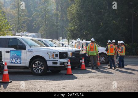 Octobre 10, 2019, Big Oak Flat/Groveland, Californie, États-Unis : Mountain G. Enterprises, Inc. (MGE) les employés se réunissent pour une réunion jeudi matin dans la communauté de Yosemite gateway Big Oak Flat/Groveland, en Californie, sous un ciel brumeux. L'Briceburg feu brûle à proximité, et la fumée a dérivé dans la région. MGE est une société de gestion de la végétation d'urgence engagé par PG&E au cours de l'arrêt.Pour protéger la sécurité publique, PG&E a éteint d'électricité environ 34 400 clients dans le comté de Tuolumne en raison de rafales de vent et de sécheresse combinée à un plus grand risque d'incendie. Une fois qu'e Banque D'Images