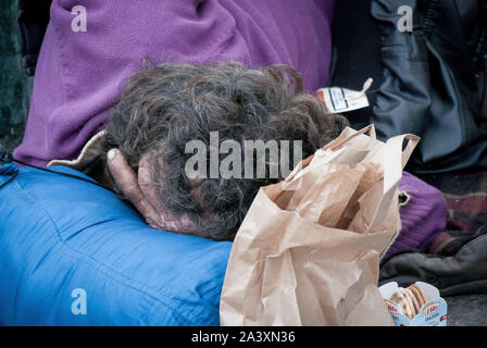 Athènes, Grèce. 10 Oct, 2019. Une personne sans-abri vu dormir sur le trottoir.monde Jour de sans-abri est née de discussions entre les travailleurs humanitaires à travers le monde, qui étaient tous d'aider les sans-abri dans leur propre pays. Credit : Nikolas Joao/Kokovlis SOPA Images/ZUMA/Alamy Fil Live News Banque D'Images